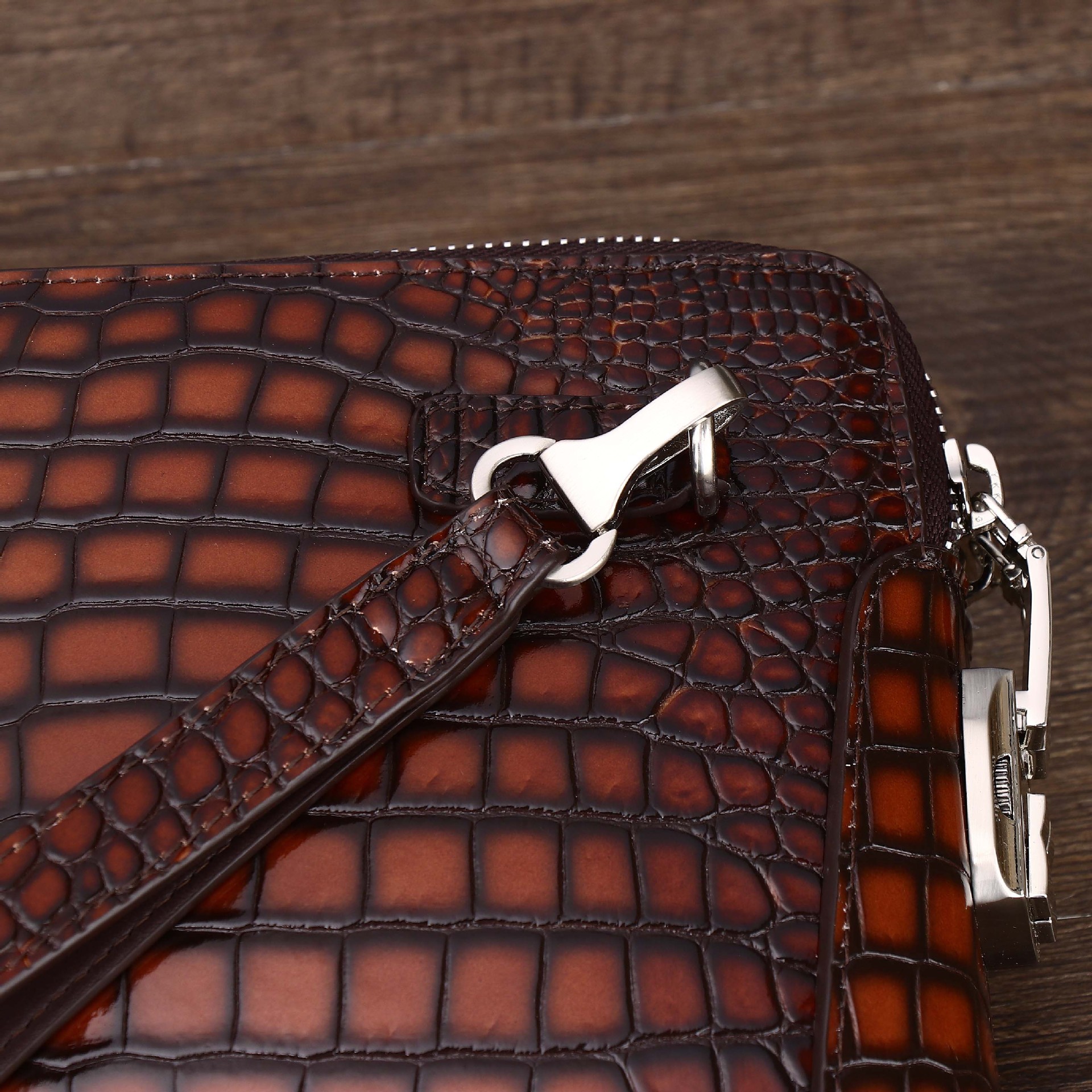 Túi clutch nam da bụng cá sấu khóa mật mã họa tiết vân đôi kéo chi tiết 5