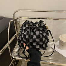 韩国众设计温柔褶皱抽绳云朵包牛仔布甜美腋下包搭单肩水桶包批发