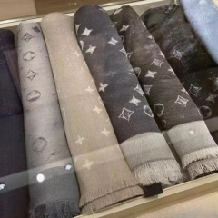 经典款羊毛真丝围巾女沙滩巾秋冬季高级感围脖保暖明星款大方巾