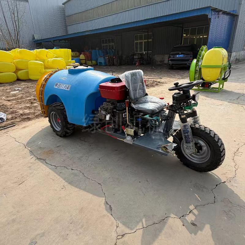 Máquina de pulverización de aire de huerto pulverizador pulverizador tractor pulverizador trasero pulverización de alta presión de árboles frutales de tracción de tres ruedas