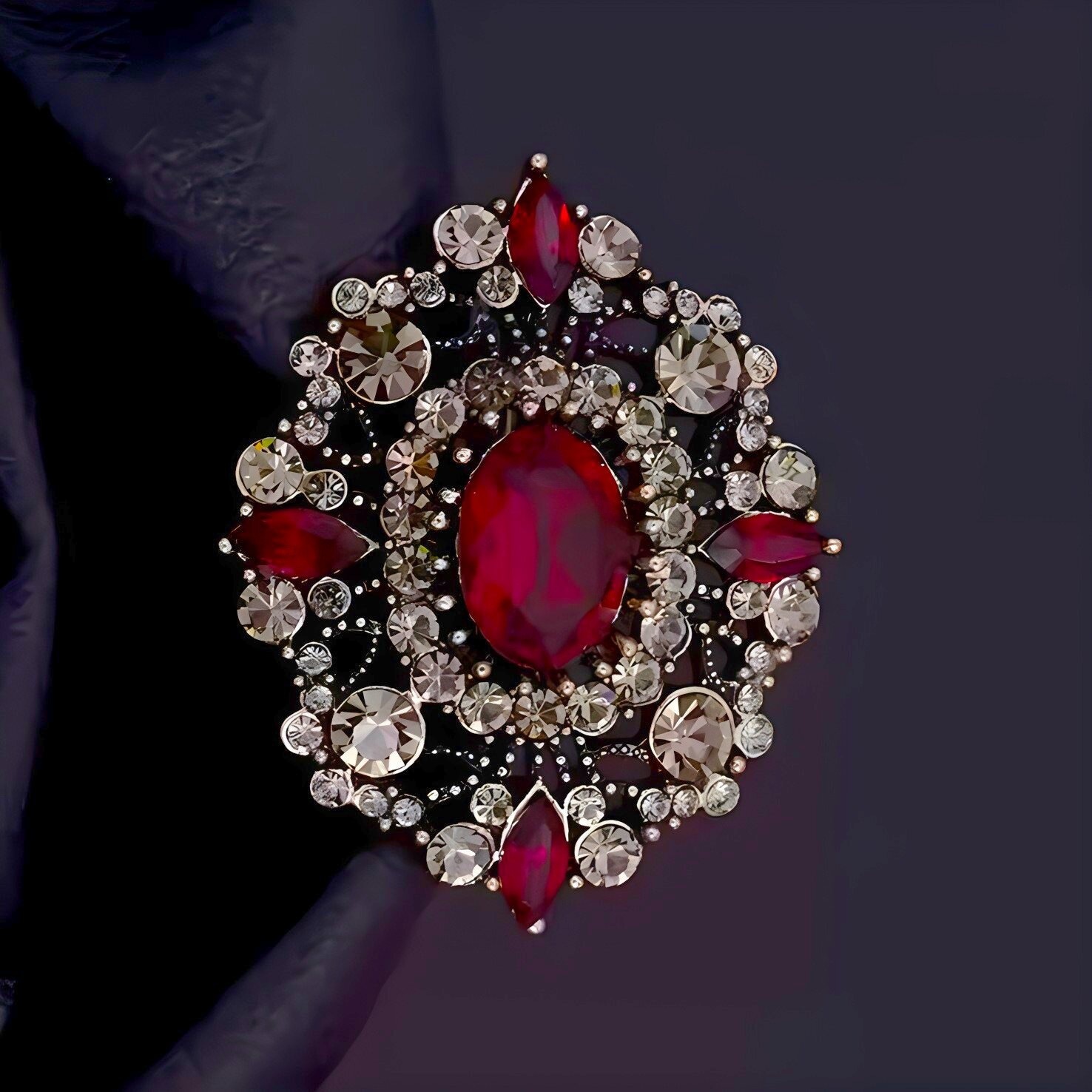 Spilla gioiello con cristalli stile corte retrò per donna_voghion.com