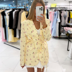 ヨーロッパとアメリカのクロスボーダー婦人服 2025 夏の新しいスタイルの小さな新鮮な花柄カジュアルジャケットレースアップ花柄スーツ