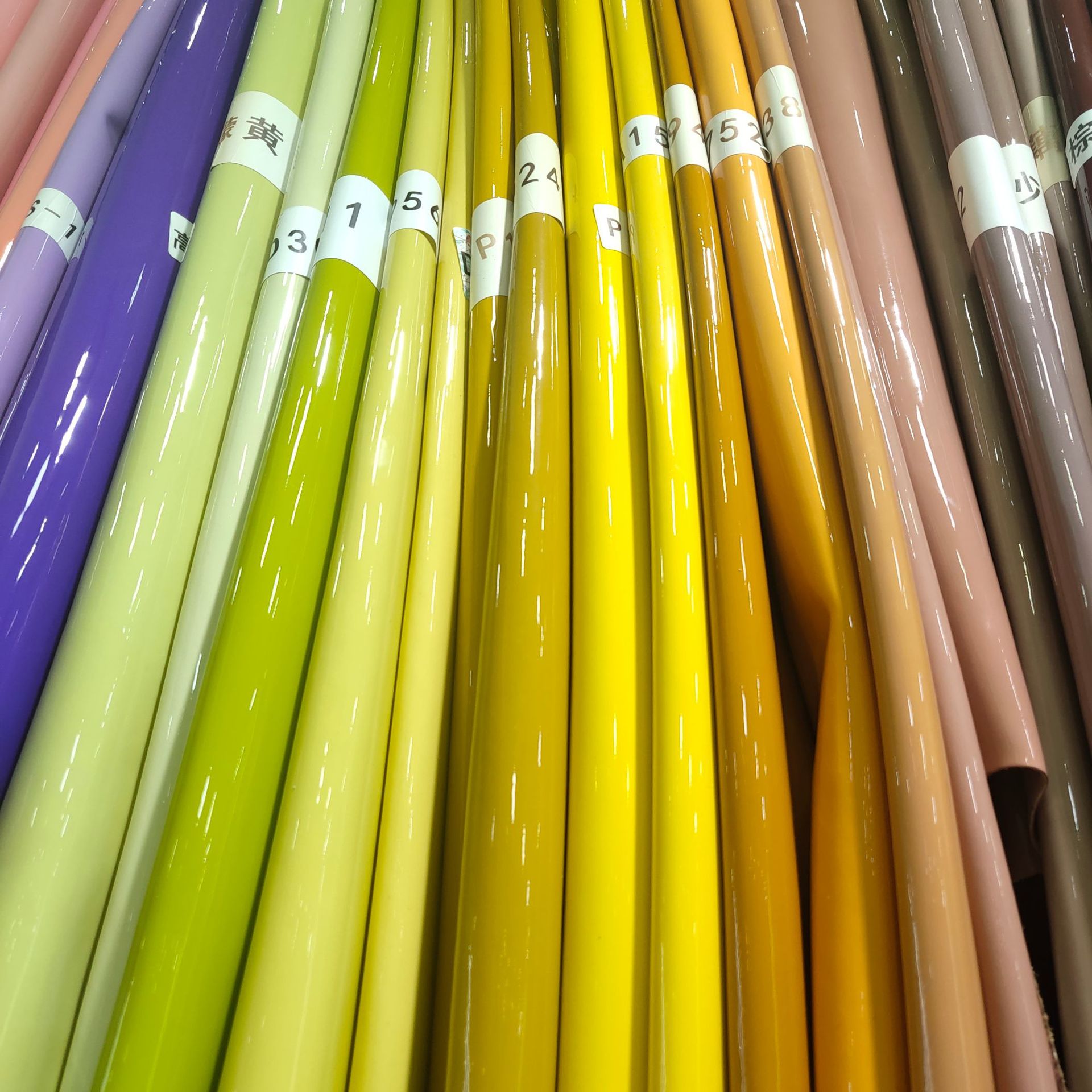 1.2mm漆皮镜面牛皮革 亮面耐磨箱包鞋材皮料 皮具饰品皮料批发