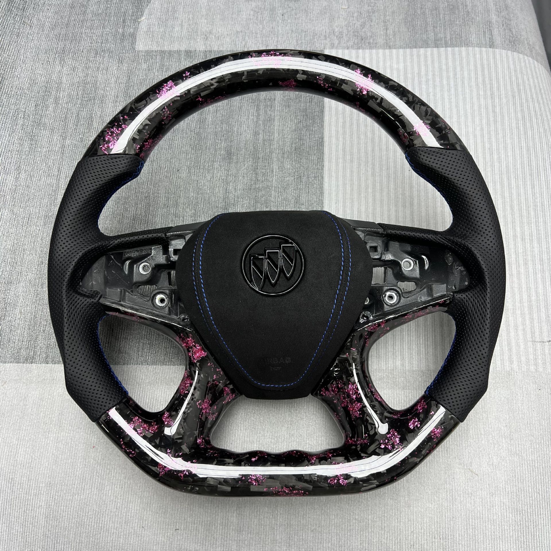 Factory Customized Carbon Fiber Car Steering Wheel Modification Suitable for Buick Chevrolet/Lacrosse/Lacrosse/Glacier