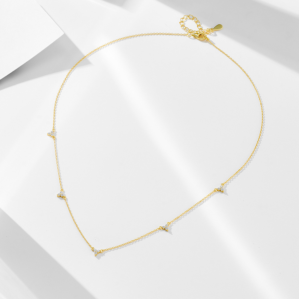 S925 Flor de trébol de plata Collar de circón Mujer Diseño de nicho europeo y americano Tres colgantes de circón con microincrustaciones Cadena de clavícula