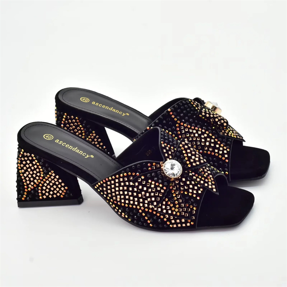 Vintage strasszokkal díszített női magassarkú cipő hozzáillő clutch stílusú vacsorához való öltönnyel_voghion.com