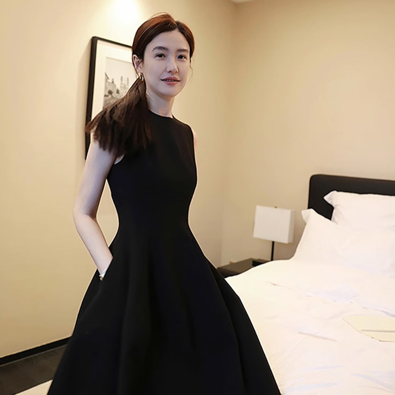 French-Style Black Dress for Women, Autumn 2026 New Model, High-End, Elegant, Slimming, Hepburn Style, Sleeveless, Waist-Cinching Long Dress