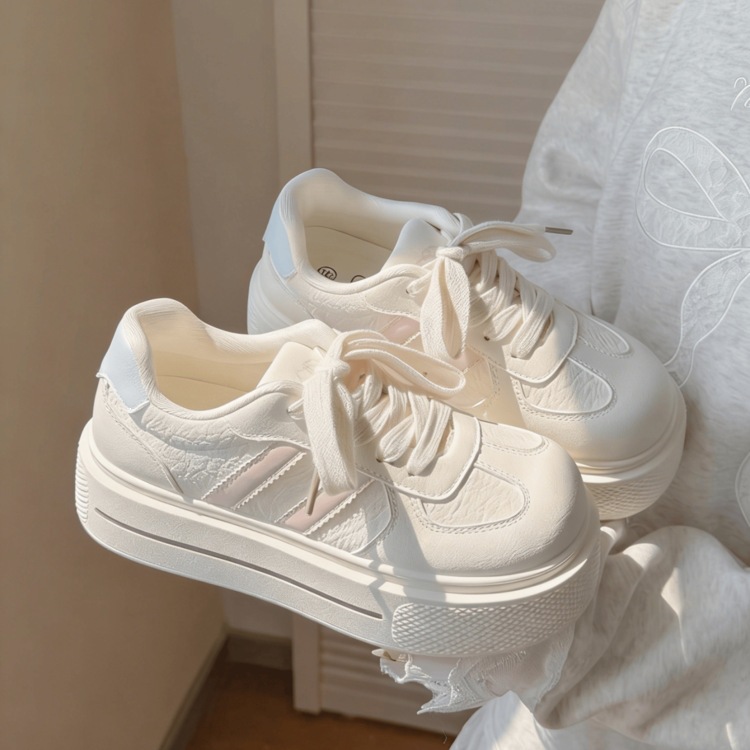 Zapatos blancos pequeños aumentan la altura de los zapatos de skate casuales de la mujer 2026 primavera y verano nuevos zapatos de skate de estudiantes pequeños