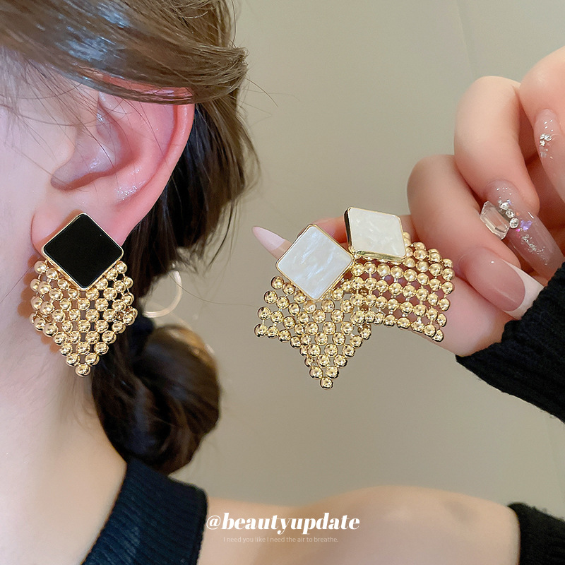 Pendientes en forma de diamante tejidos con aguja de plata Pendientes de temperamento de alta gama de lujo ligero Pendientes de todo fósforo de moda de nicho retro femenino