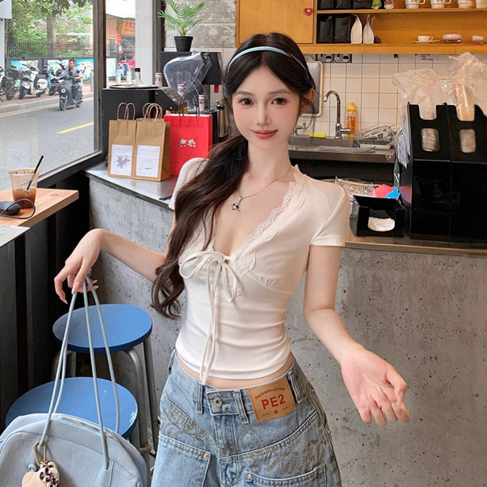 Pure white lace-trimmed V-neck short-sleeved T-shirt for women, summer style, fitted and sweet and spicy top.
