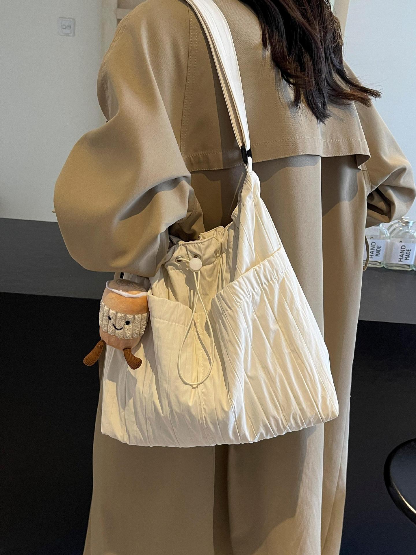 Bolso de cubo de viento perezoso plisado coreano para mujer 2025 nuevo bolso de hombro de viajero de todo fósforo bolso de mensajero de moda casual