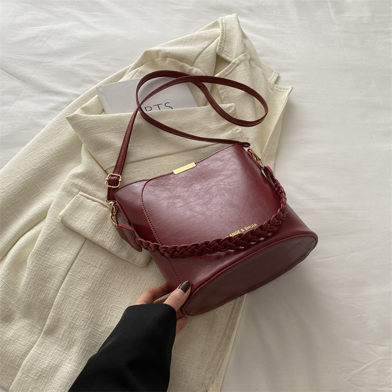 Niche Zhong bolso de brazo para mujeres 2024 nuevo otoño invierno textura alta Maillard viaje bolso de hombro bolso de balde