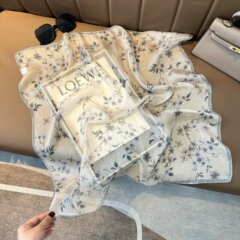 薄手のシルクタオル70*70シルクのシフォンのシルクタオルの砕花100% 绢糸のマフラーの女性は小さい方のタオルの卸売りを包んでいます。