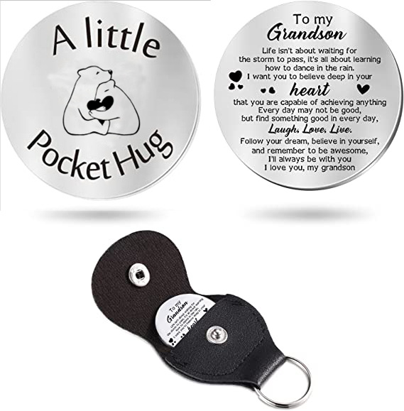 Un pequeño bolsillo abrazo llavero de cuero oblea de acero inoxidable de doble cara llavero de letras