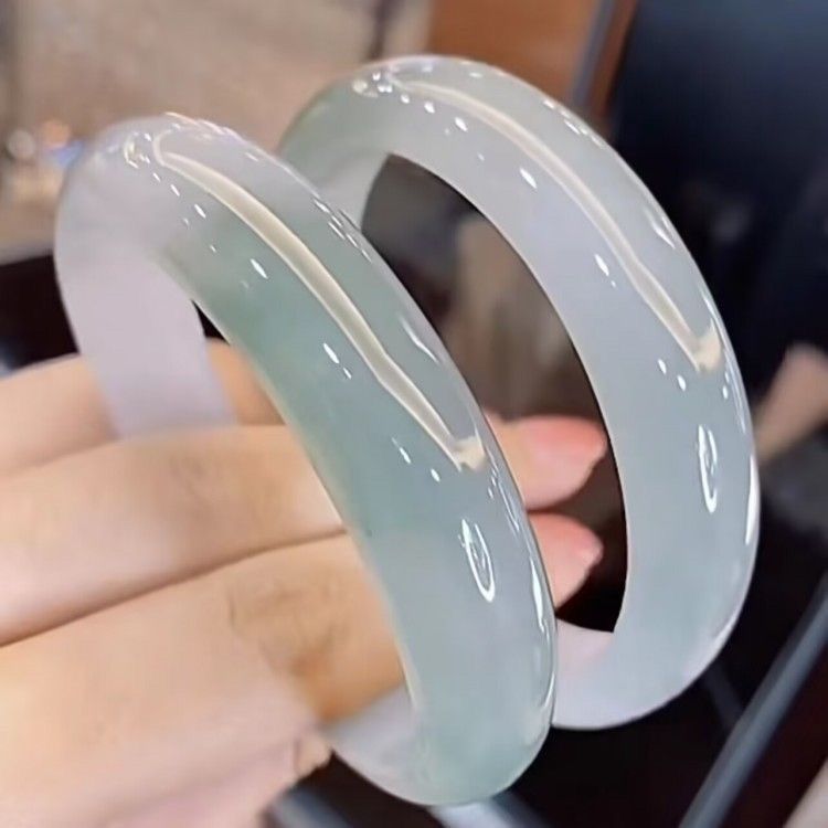 Vòng tay ngọc Miến Điện xử lý cao cấp băng chủng nền băng xanh nhạt phù hợp mệnh Thủy chi tiết 2