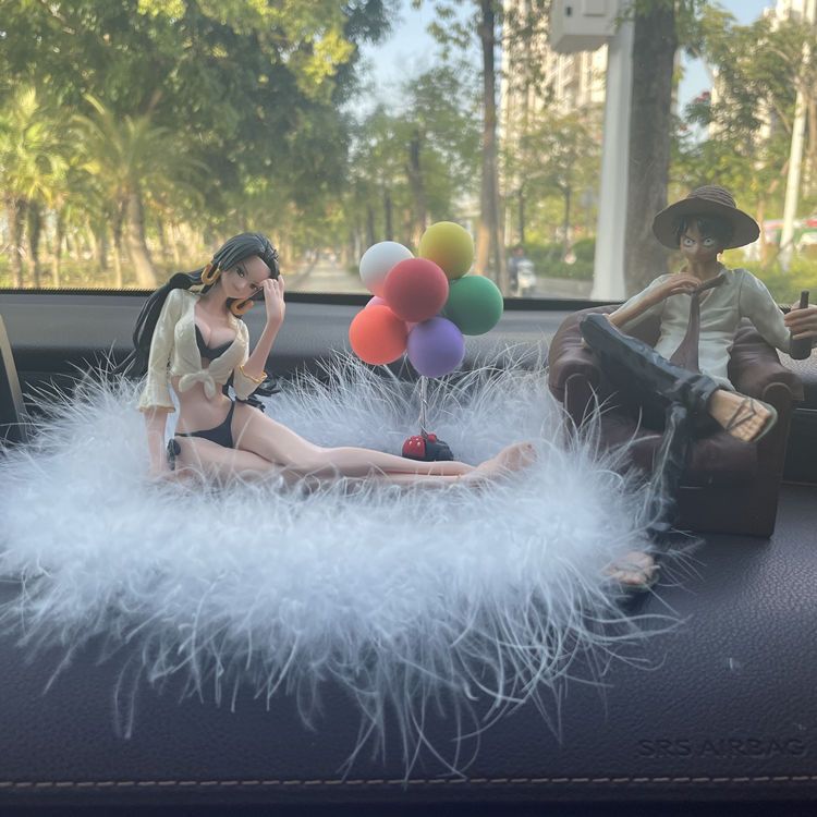 하이 엔드 자동차 장식품 애니메이션 도로 비행 눈은 여성 황제 아로마 테라피 귀여운 자동차 장식 장식 눈이 손으로 만든 LUFFY입니다.