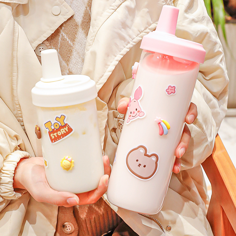 Taza de plástico de leche infantil de alta apariencia Linda taza de agua de paja de estudiante simple creativa Red Taza de gran capacidad