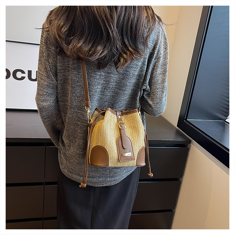 Women's Medium Pu Leather Straw Color Block Streetwear Bucket String Crossbody Bag display picture 2