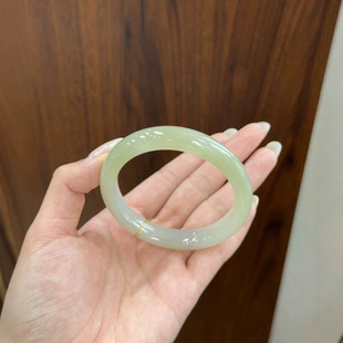 Leaving a piece of clear water with green color 53 circles mouth green color is obvious, showing the natural beauty of half a landscape ice