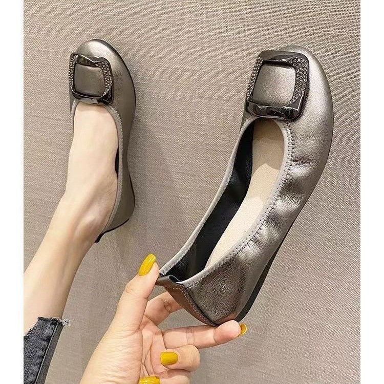 2026 verano nuevo diamante negro botón cuadrado zapato plano de cuero suave confortable cabeza redonda un zapato de mujer