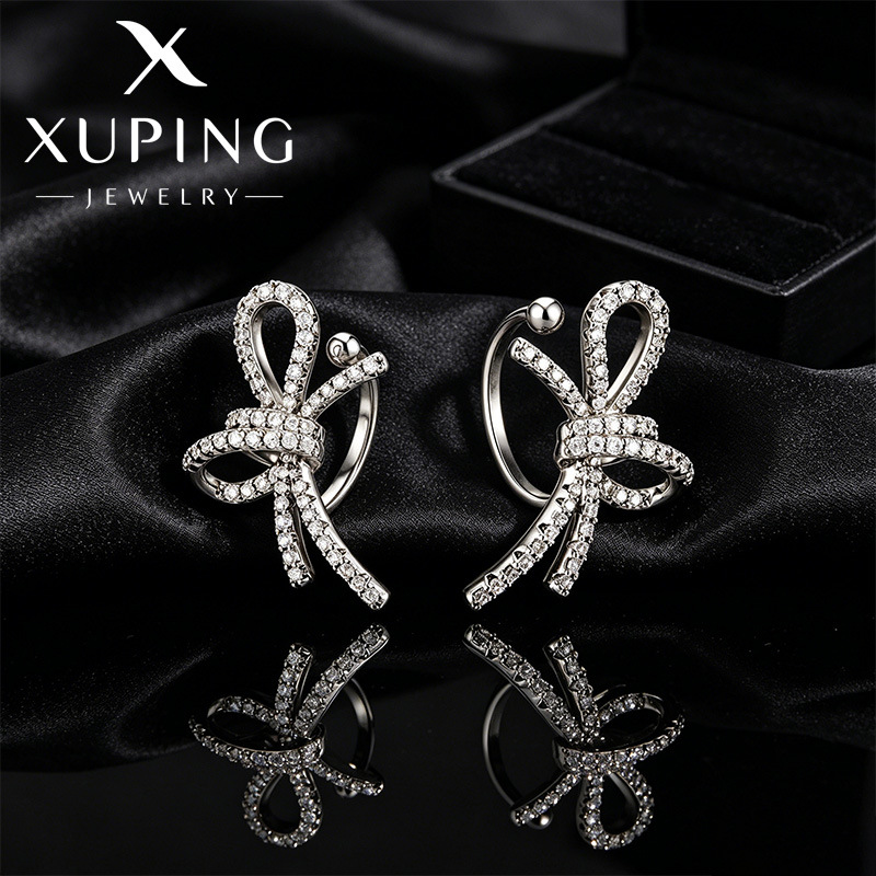 Xuping nicho simple y ligero diseño de lujo arco de orejas clip de aleación de cobre sin agujeros de orejas se puede usar adornos de orejas de viento dulce y fresco para mujeres