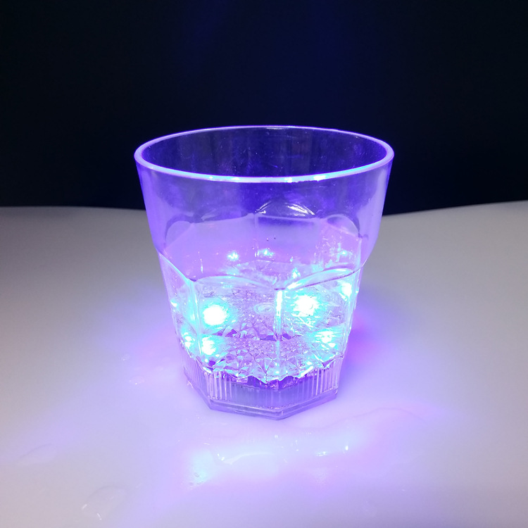 Cruz-frontera colorido cambio de color flash Copa LED octogonal whisky luminoso vino vidrio KTV bar partido atmósfera apoyos