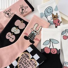 靴下の女性の中筒の靴下の秋冬の新型の高い顔の値の森系の学生の運動の防臭の漫画の日系のストッキングの卸売り