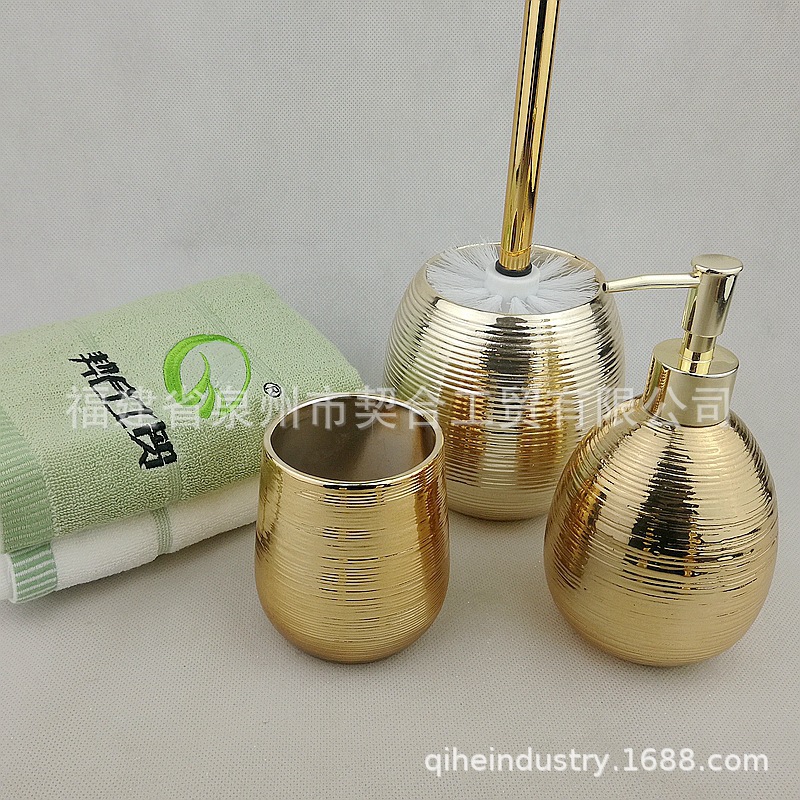 Simple cuarto de baño de cuatro piezas de cerámica del hotel traje de baño artículos de tocador kit electrochapado oro serie de artículos sanitarios