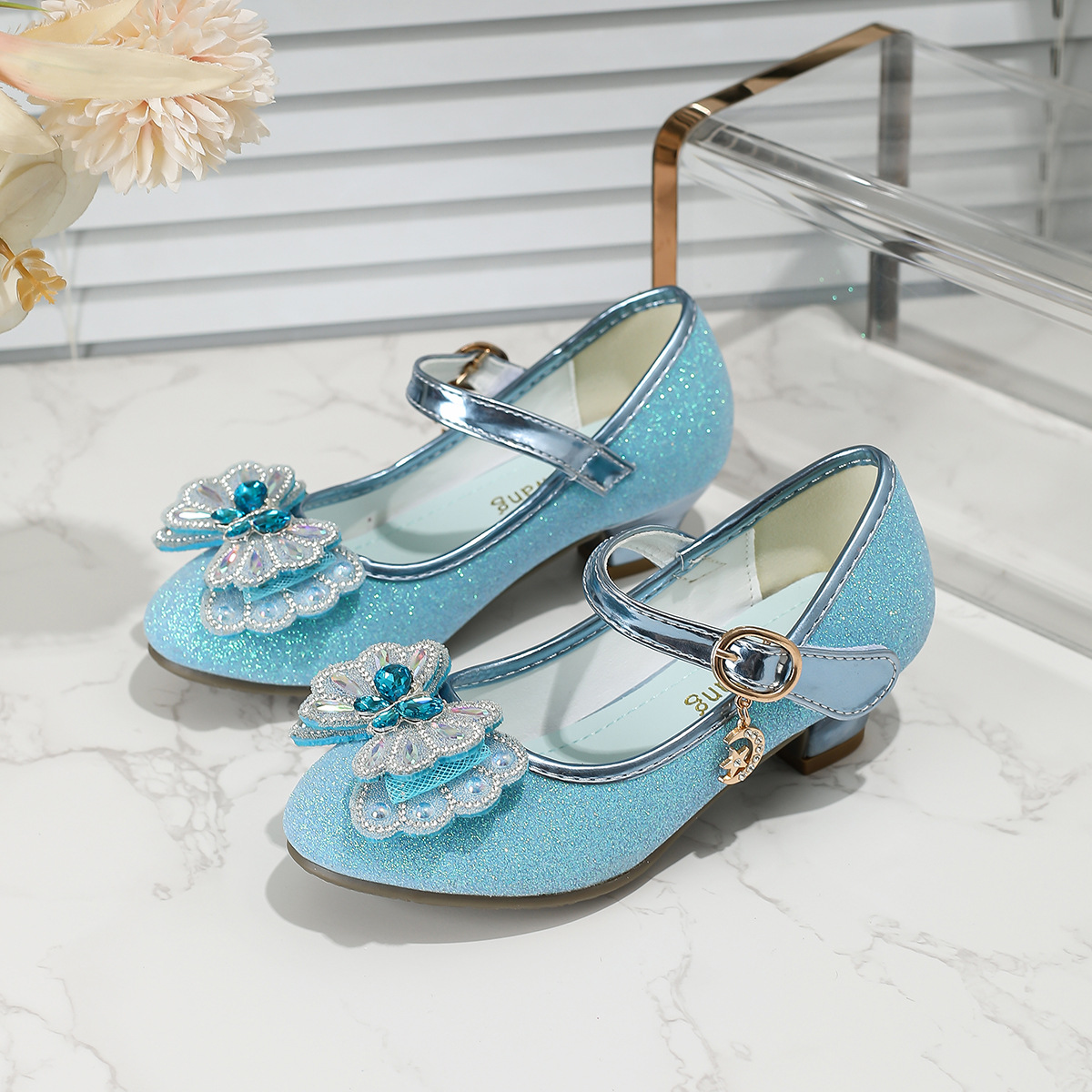 Niñas de tacones altos 2025 primavera brillante zapatos de cuero para niños princesa zapatos de cristal con vestido de espectáculo zapatos de sola suave