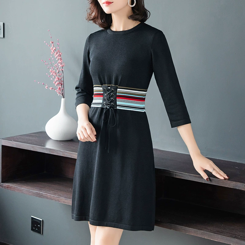 2023 Осенняя новая женская одежда больших размеров контрастного цвета с круглым вырезом и талией, стройнящее темпераментное вязаное платье средней длины
