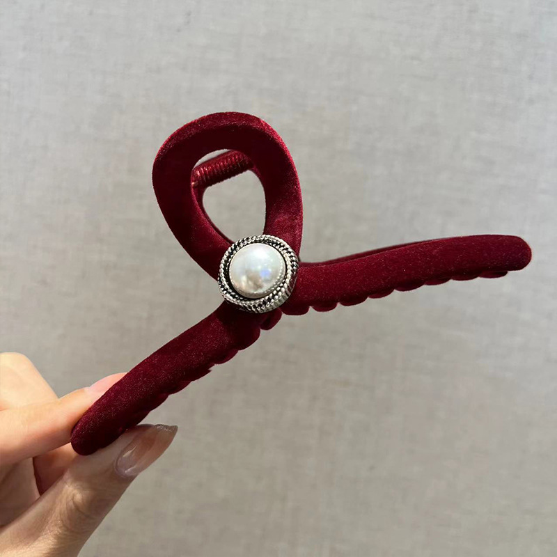 黒い大きいサイズのベルベットはツバキの花を挟んで高級感があります。