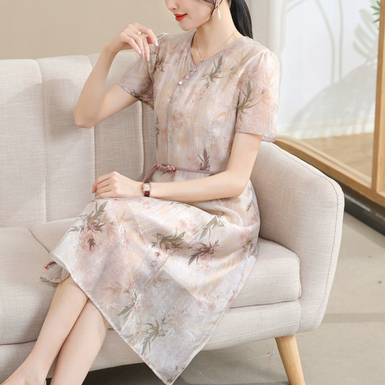 40-летнее женское платье среднего возраста. 50-летнее стильное длинное платье для мамы с принтом. Модное женское летнее платье средней длины с короткими рукавами.