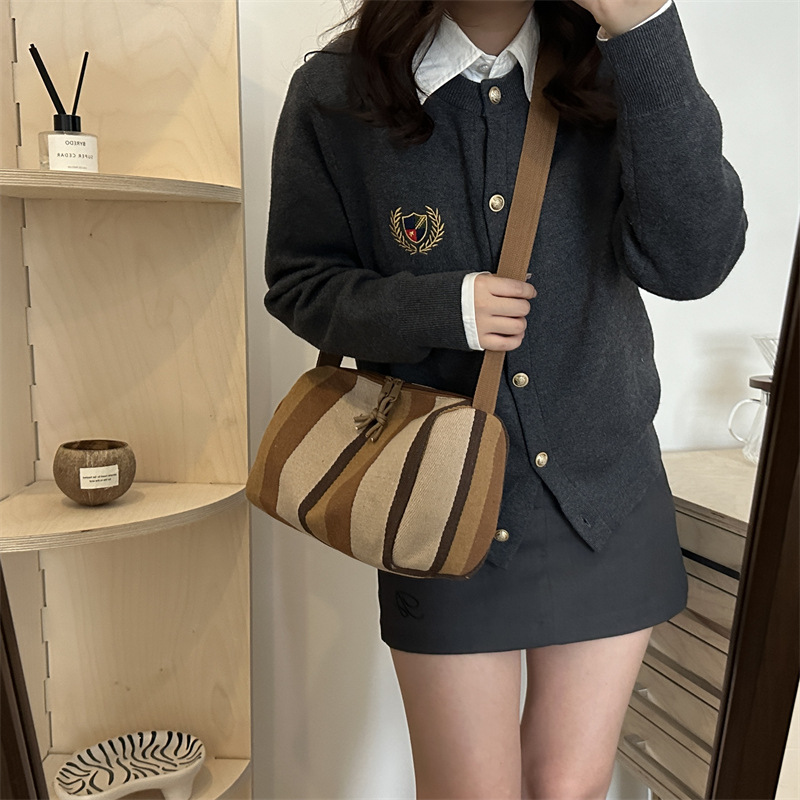 Color contrastante rayas de gran capacidad para mujeres 2024 nueva moda moda bolsa de moda alta sensación de alta calidad bolsa de hombro universal