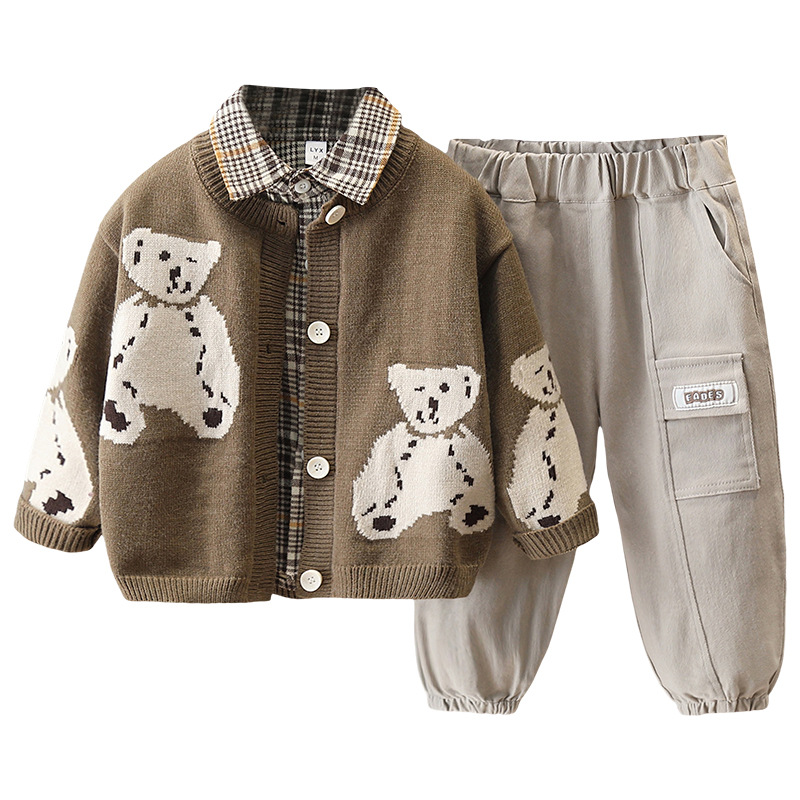 5857 Traje de cárdigan de oso para niños 2025 nuevo traje de primavera y otoño, camisa de manga larga para niños guapos, traje de tres piezas de otoño