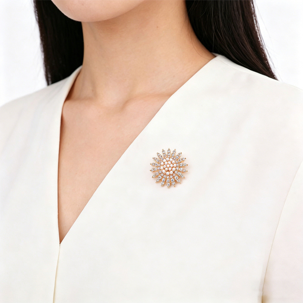 Spilla a fiore con perla e diamanti per giacca da donna_voghion.com