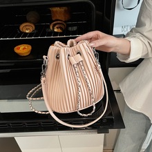 ���s�¿�С�����r��ˮͰ���ڰ�朗l�μ�б���2025���^����Ů��