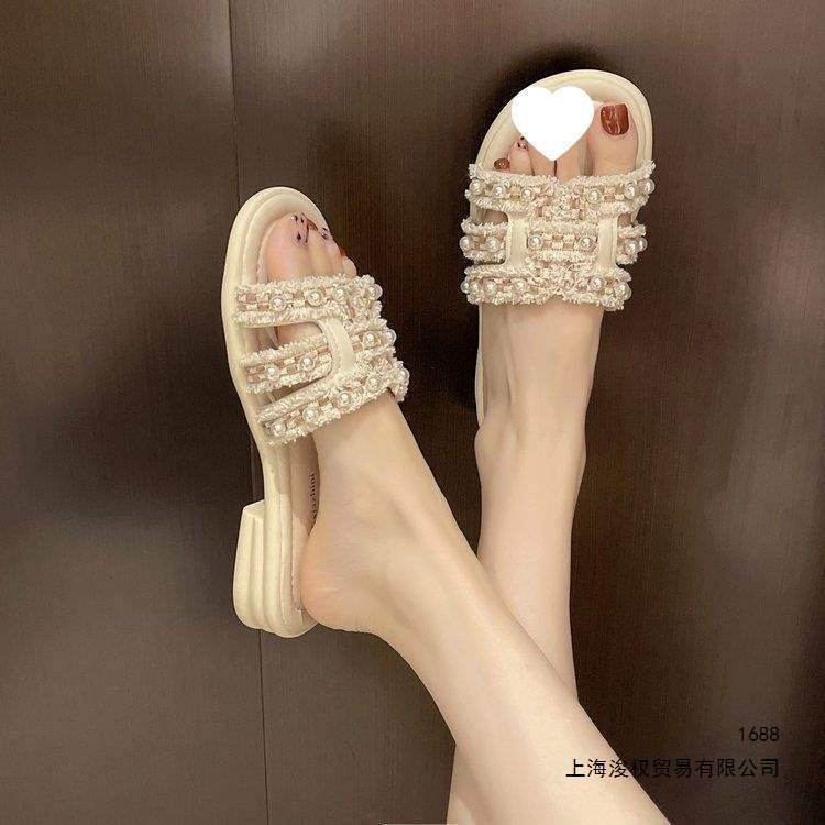 2026 Summer New Style Chanel-Inspired Pearl Slippers for Women, Flat Sandals for Outdoor Wear, Versatile Beach Slippers to Match with Dresses 2026 Summer New Style Chanel-Inspired Pearl Slippers for Women, Flat Sandals for Outdoor Wear, Versatile Beach Slippers to Match with Dresses