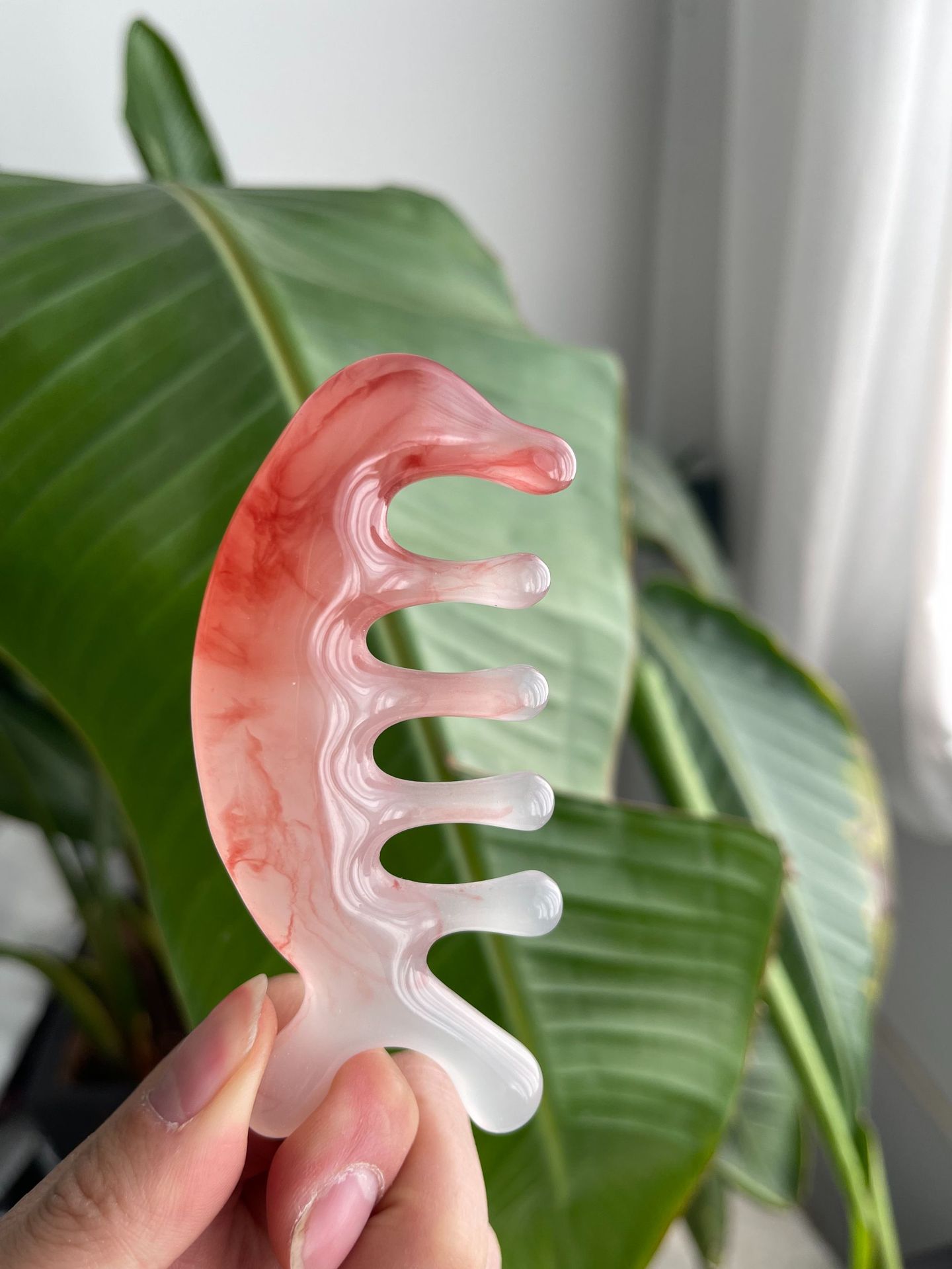 Розовый дельфин из смолы вишневого цвета