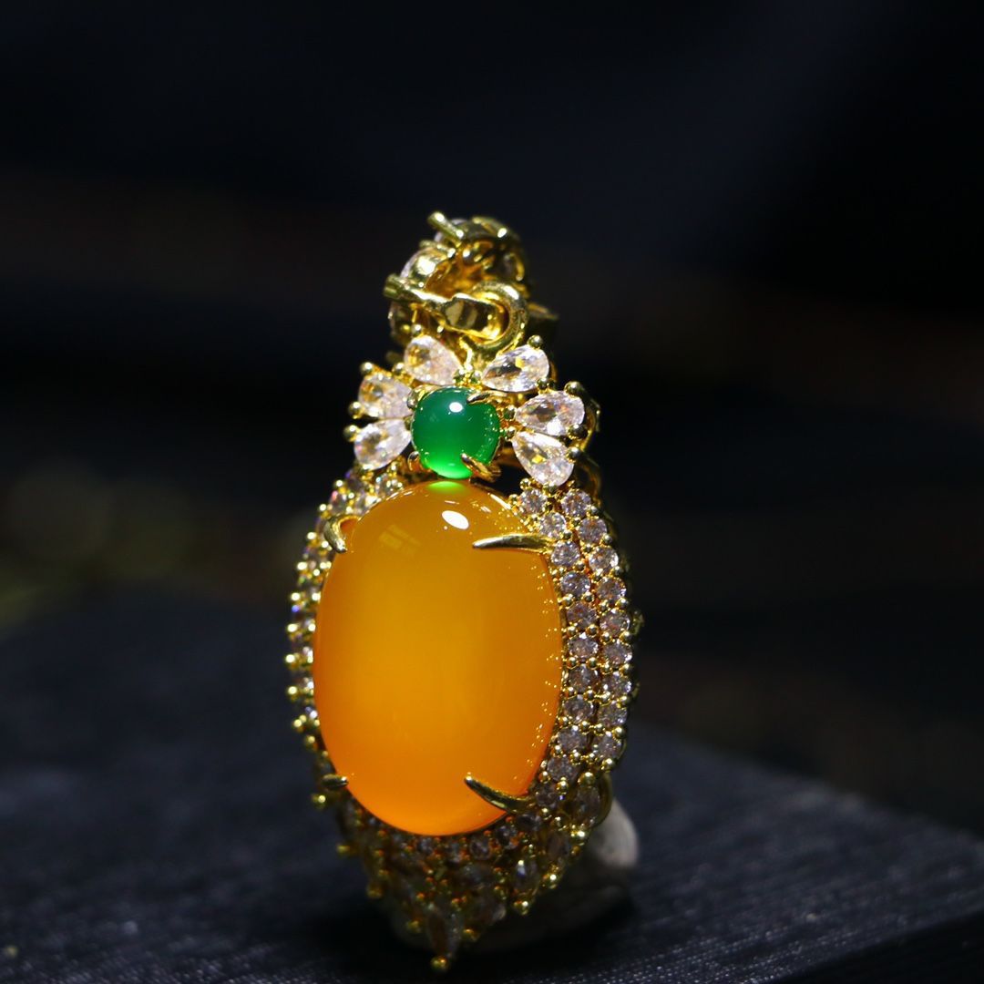 批发天然高冰玉髓吊坠帝王绿镶嵌锁骨链黄玉髓玛瑙大蛋面女士项链