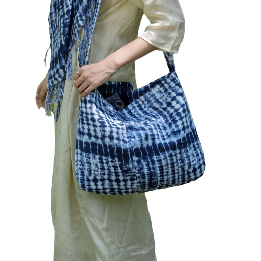 2023 Yunnan estilo étnico hecho a mano tie-dyed bolso de hombro artístico versátil pequeño bolso de tela azul y blanco retro casual bolsa de mensajero