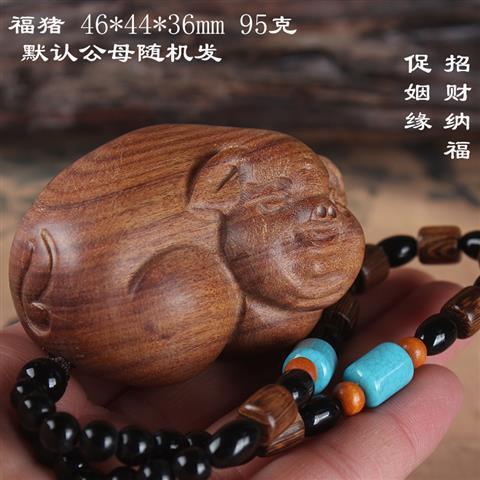 手でラオスの黄花梨の手を彫刻します。|undefined