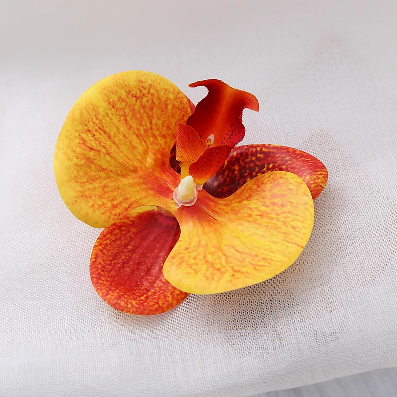 Chica caliente con flores naranjas orquídeas mariposa clips de cabello vacaciones fotos atmósfera clips de cabello