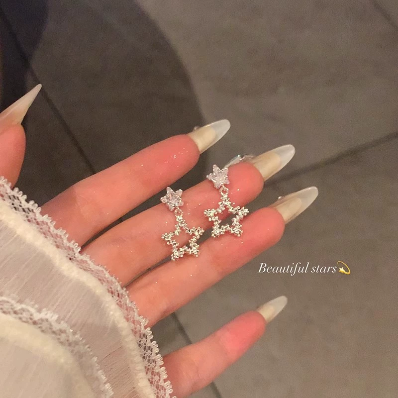Простые и изысканные серьги со звездами в корейском стиле со сверкающим цирконом для женщин, доступная роскошь, высококачественные серьги, элегантные и атмосферные серьги и зажимы для ушей.