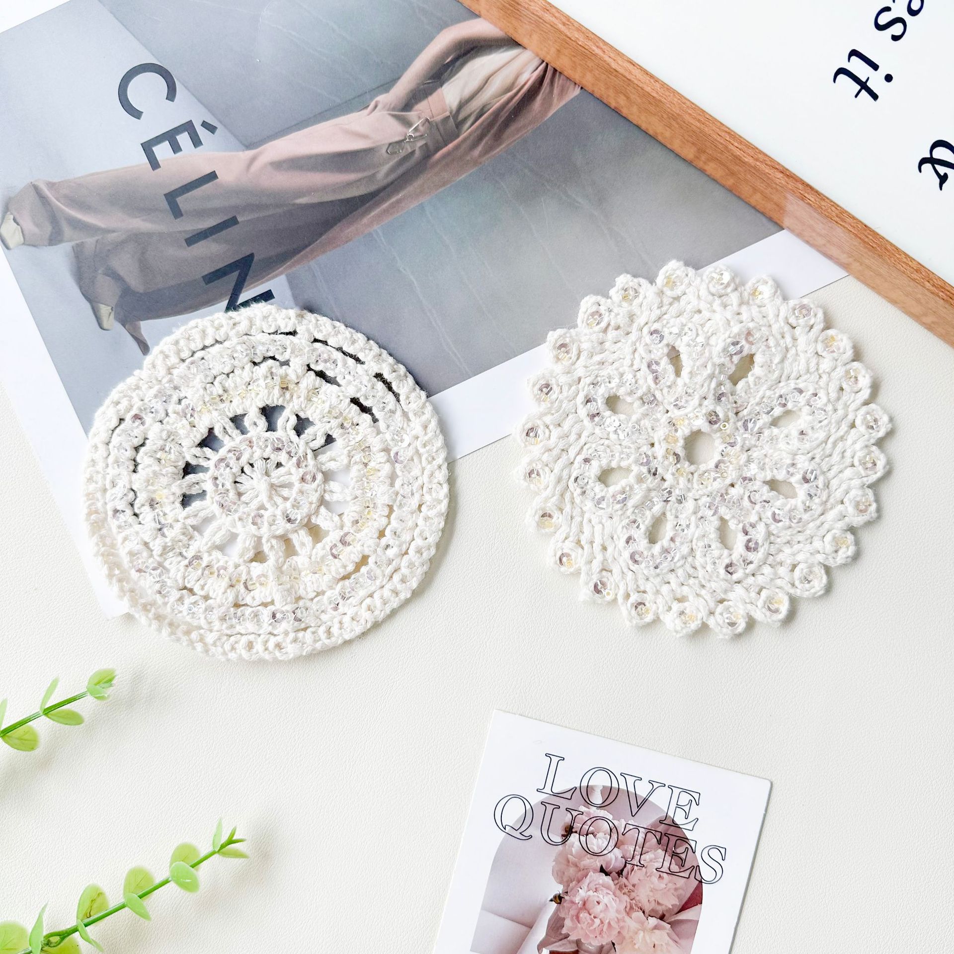 Crochet hecho a mano redondeada tela de encaje pegada con sequela decoración ropa bolsas accesorios DIY