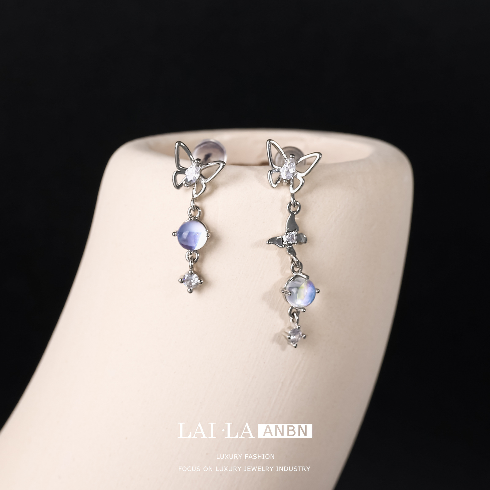 Mosquito bobina oreja clip hembra sin oreja estilo coreano Super Hada elegante exquisita mariposa Stud pendientes nicho Moonstone pendientes al por mayor