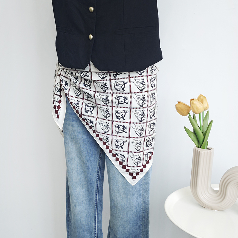 Bufanda triangular con estampado de objeto en movimiento avanzado de moda blanca marrón pony ins Bufanda de seda fina de temperamento creativo transfronterizo europeo y americano