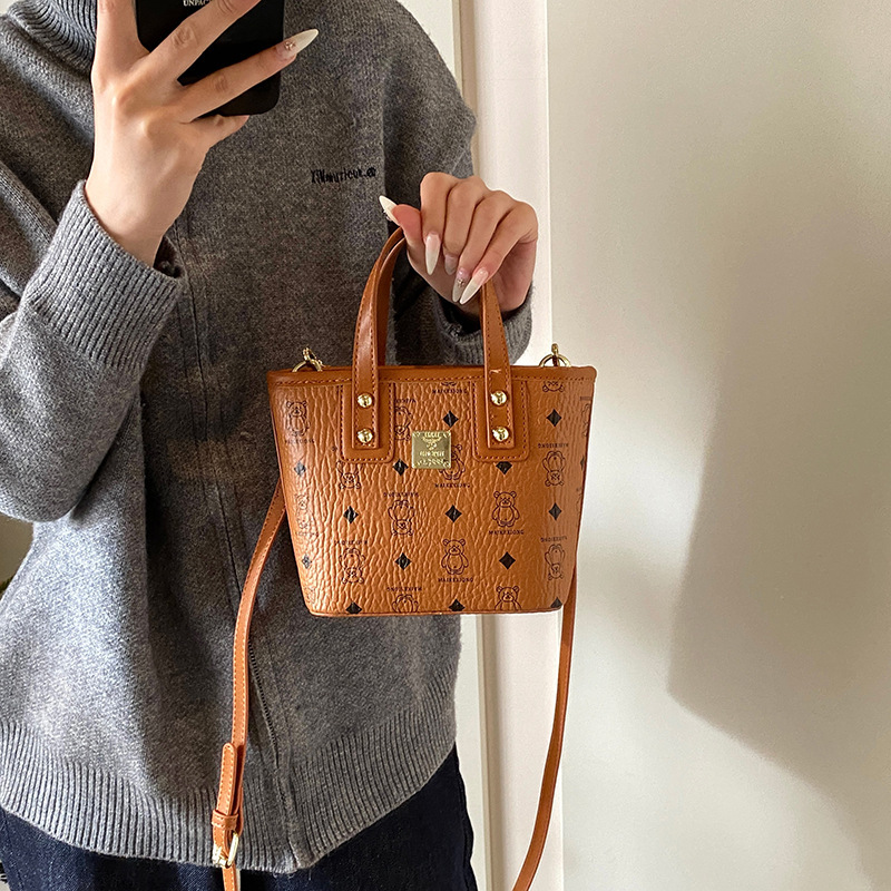 Bolso de cubo portátil 2024 Bolso popular de estilo caliente de este año para mujer, otoño e invierno, nuevo bolso de mensajero de moda para mujer