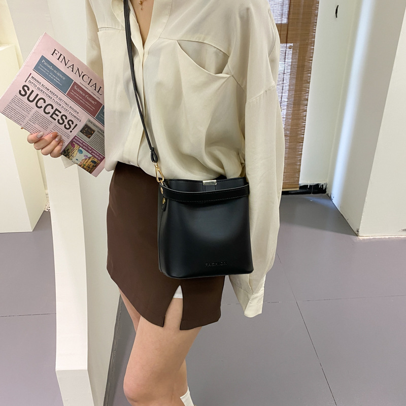 Bolsos pequeños de moda de primavera para mujer 2021 nueva moda coreana simple color sólido moda mensajero bolso de cubo portátil de un solo hombro