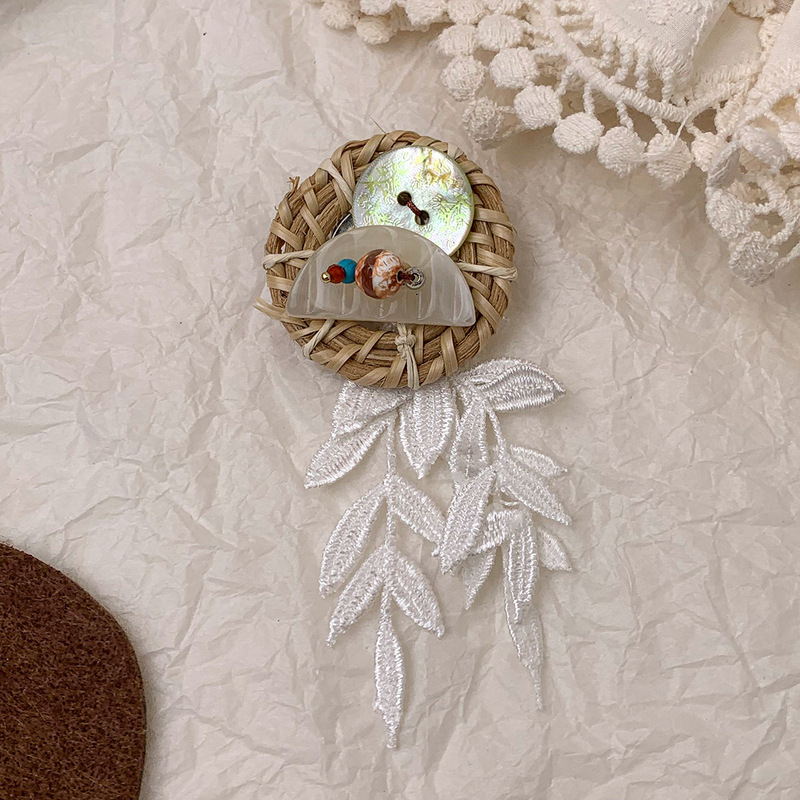 Retro Handmade Straw and Rattan Woven Accessories for Women, Bohemian Beach Vacation Style, Versatile Elegant, Leaf Personalized Brooch