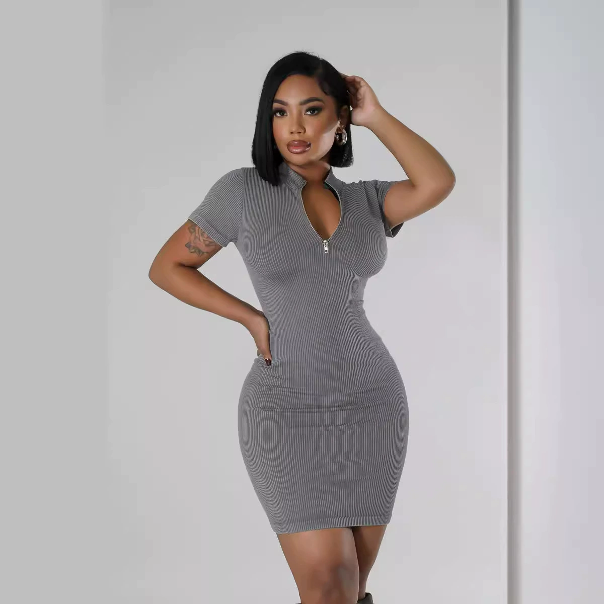 3137 Европейские и американские трансграничные Amazon Женская одежда с короткими рукавами с молнией декольте сплошной цвет дикие платья с бедром